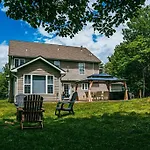 Gorgeous Cozy 5 Bedroom House With Hottub,Lake,Pool