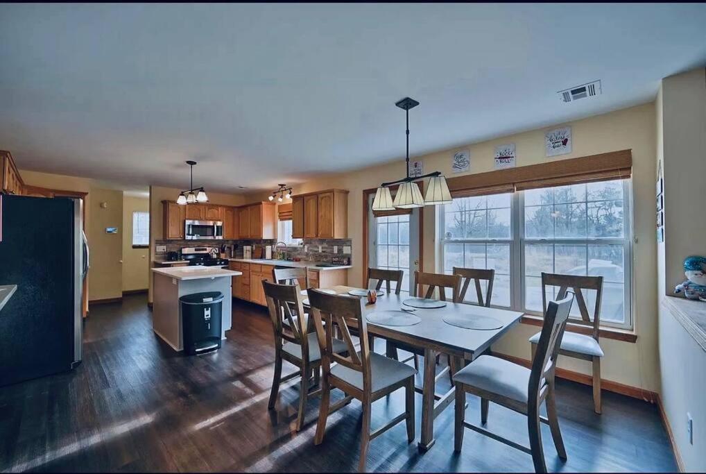 Holiday home Gorgeous Cozy 5 Bedroom House With Hottub,lake,pool *