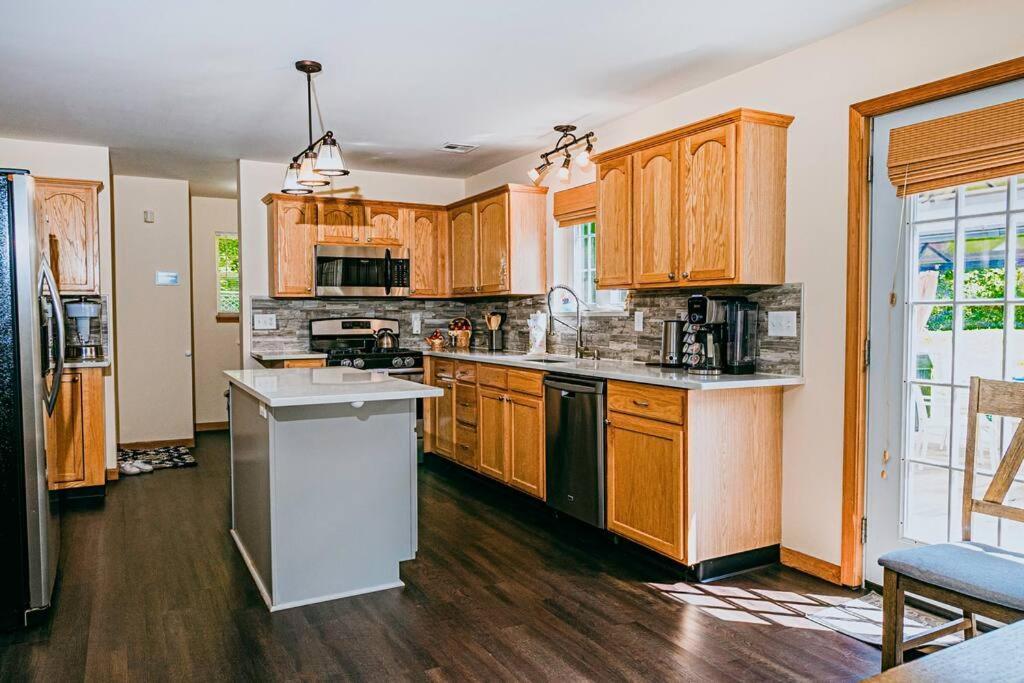Gorgeous Cozy 5 Bedroom House With Hottub,lake,pool Holiday home Albrightsville