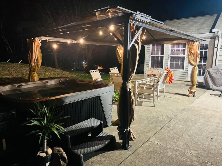 Gorgeous Cozy 5 Bedroom House With Hottub,lake,pool *