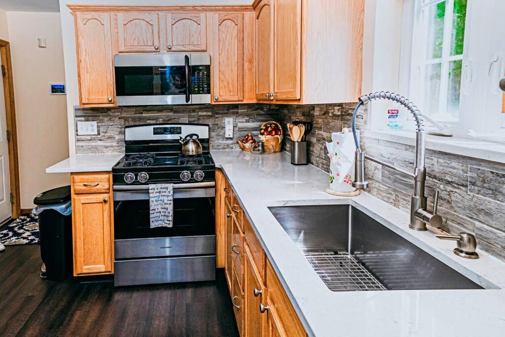 Gorgeous Cozy 5 Bedroom House With Hottub,lake,pool Holiday home