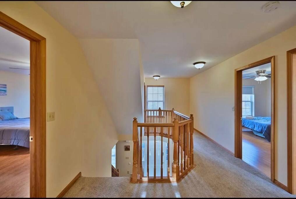 Gorgeous Cozy 5 Bedroom House With Hottub,lake,pool *