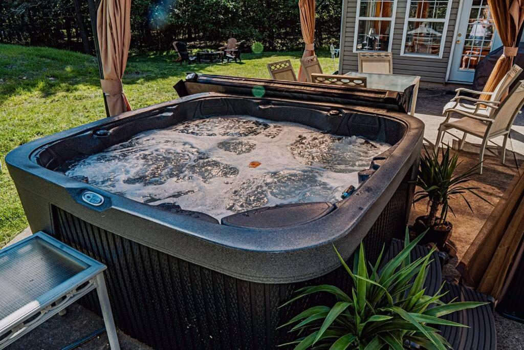 Holiday home Gorgeous Cozy 5 Bedroom House With Hottub,lake,pool
