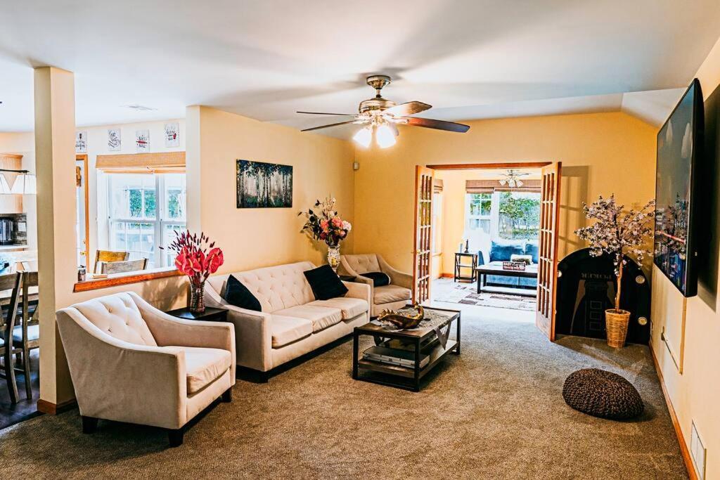 Gorgeous Cozy 5 Bedroom House With Hottub,lake,pool *