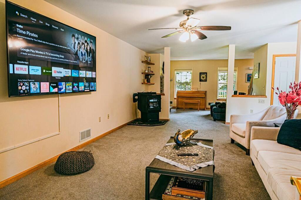 Gorgeous Cozy 5 Bedroom House With Hottub,lake,pool
