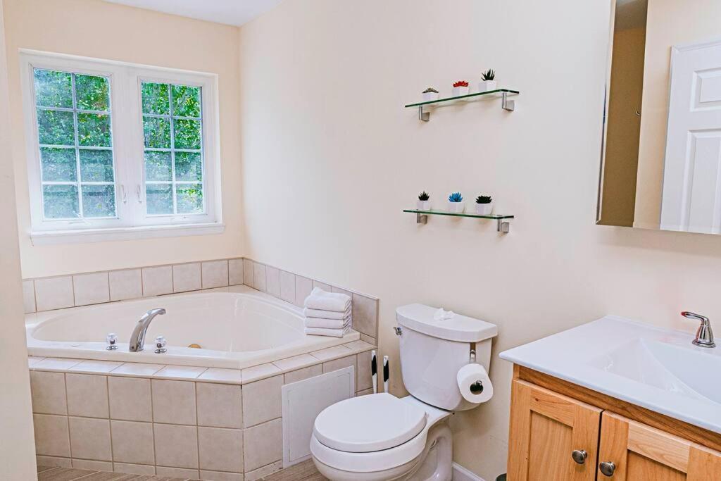 Gorgeous Cozy 5 Bedroom House With Hottub,lake,pool Holiday home