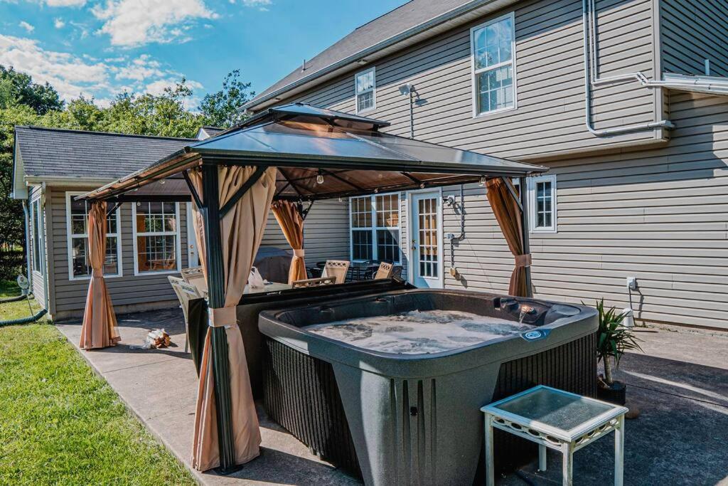 Gorgeous Cozy 5 Bedroom House With Hottub,lake,pool * Albrightsville