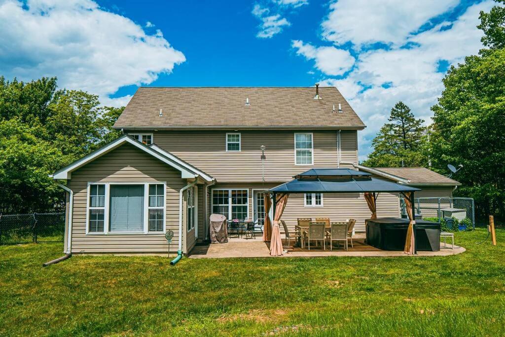 Gorgeous Cozy 5 Bedroom House With Hottub,lake,pool *